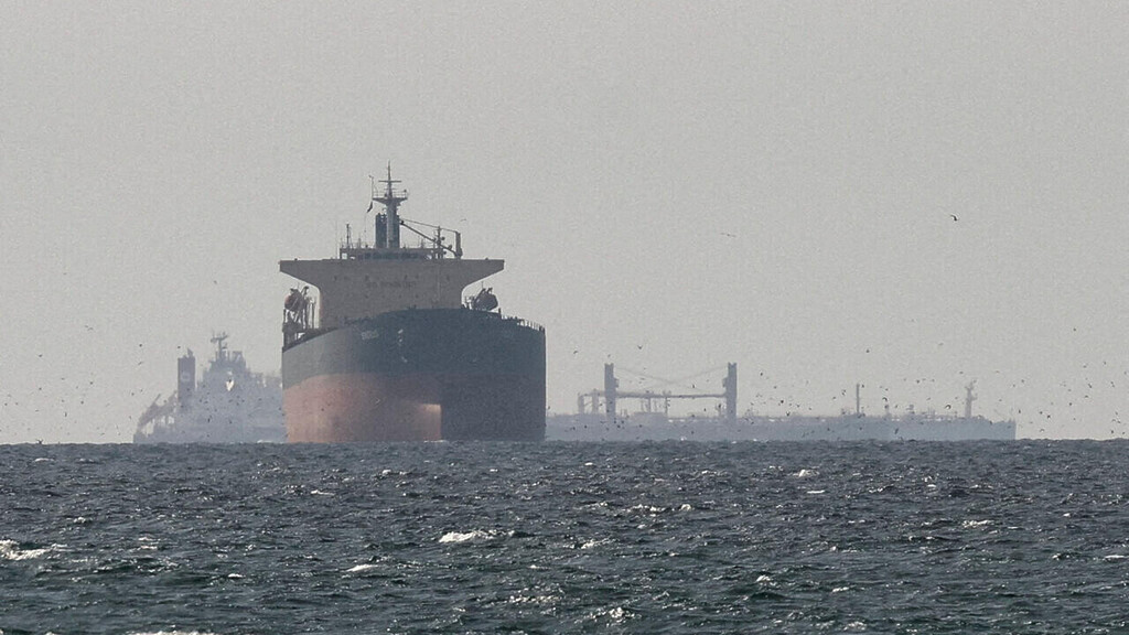 Oil tanker transiting near Strait of Hormuz highlighting ongoing Strait of Hormuz shipping disruption